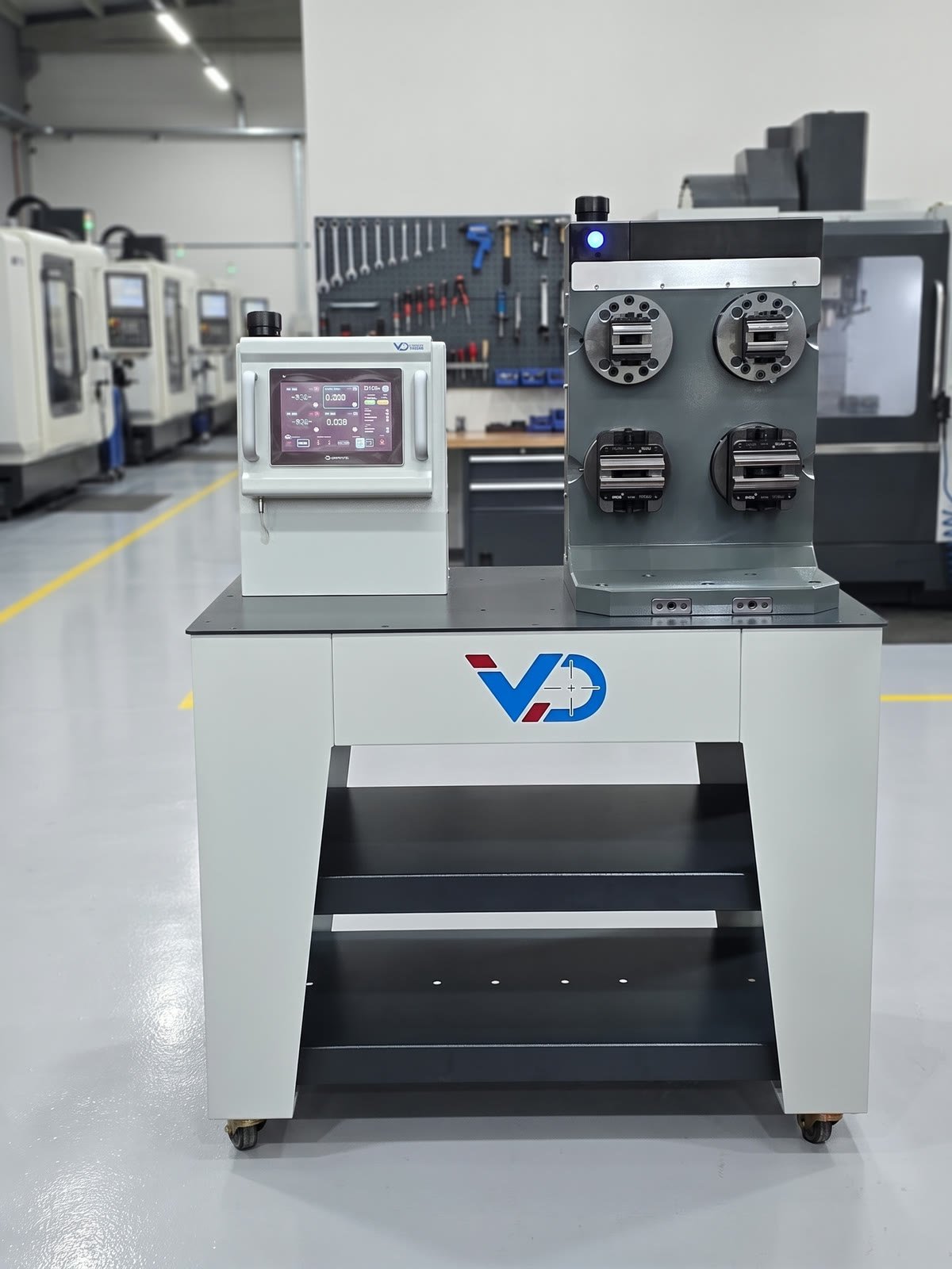 Demo arabası üzerinde V-Drive CORE kulesi ve kontrol paneli